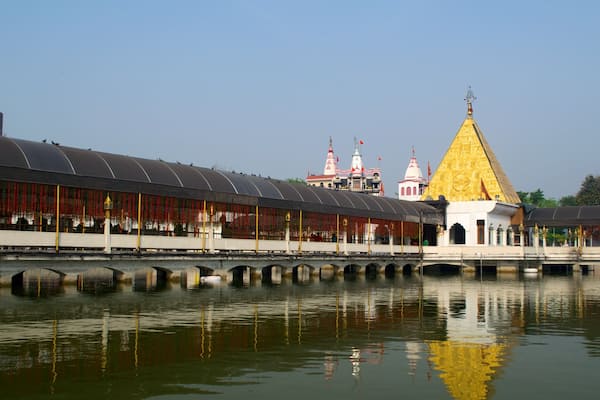 Jalandhar mit einem Tempel oder AndachtsstÀtte, religiöse Elemente und Fluss oder Bach