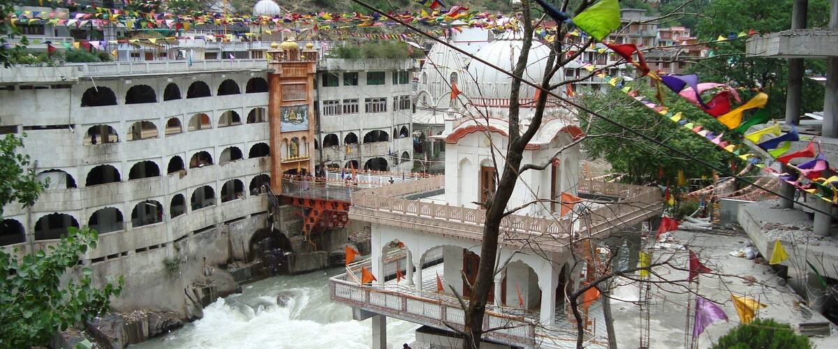 Hot Water Springs and Manikaran Sahib Gurudwara  - The place is located at an altitude of 1760m  with natural hot water springs and beautiful landscapes. The water is so hot that rice for the “langar” (food in Gurudwara) is cooked by putting it in a linen-bag and dipping it into the boiling water.
#troveron #kullu #incredibleindia #manikaran