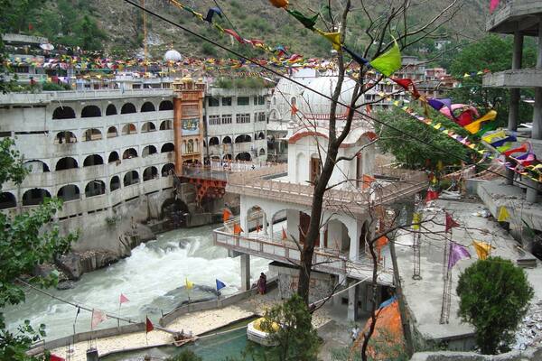 Hot Water Springs and Manikaran Sahib Gurudwara - The place is located at an altitude of 1760m with natural hot water springs and beautiful landscapes. The water is so hot that rice for the âlangarâ (food in Gurudwara) is cooked by putting it in a linen-bag and dipping it into the boiling water.
#troveron #kullu #incredibleindia #manikaran