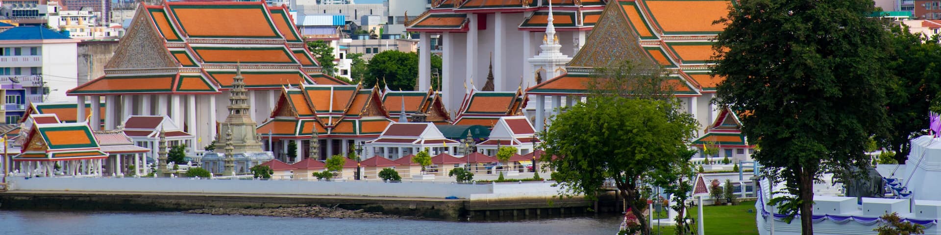 Wat Kalayanamit Varamahavihara in Bangkok, Thailand in day time.
