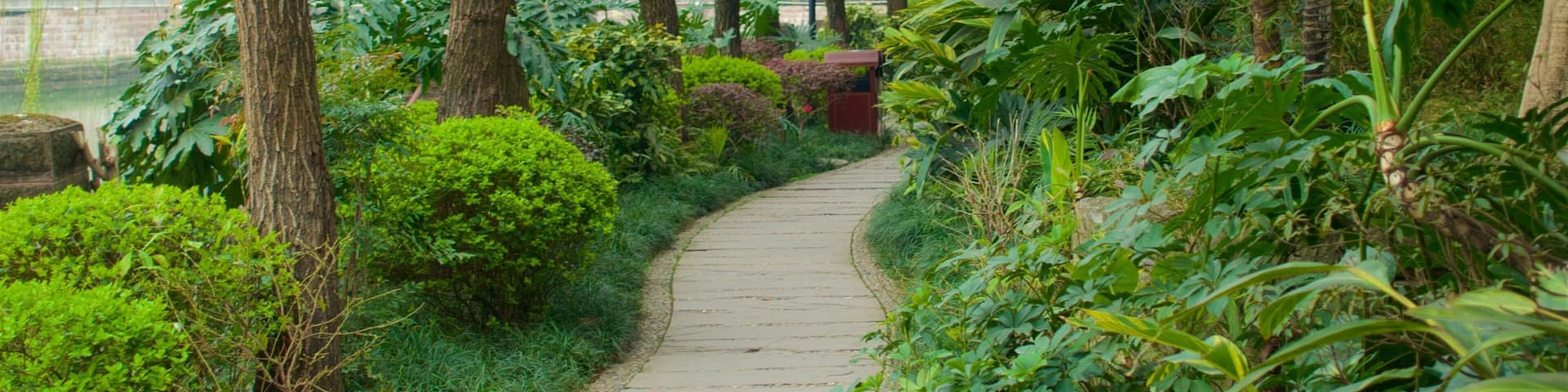 Baihuatan Park showing a park