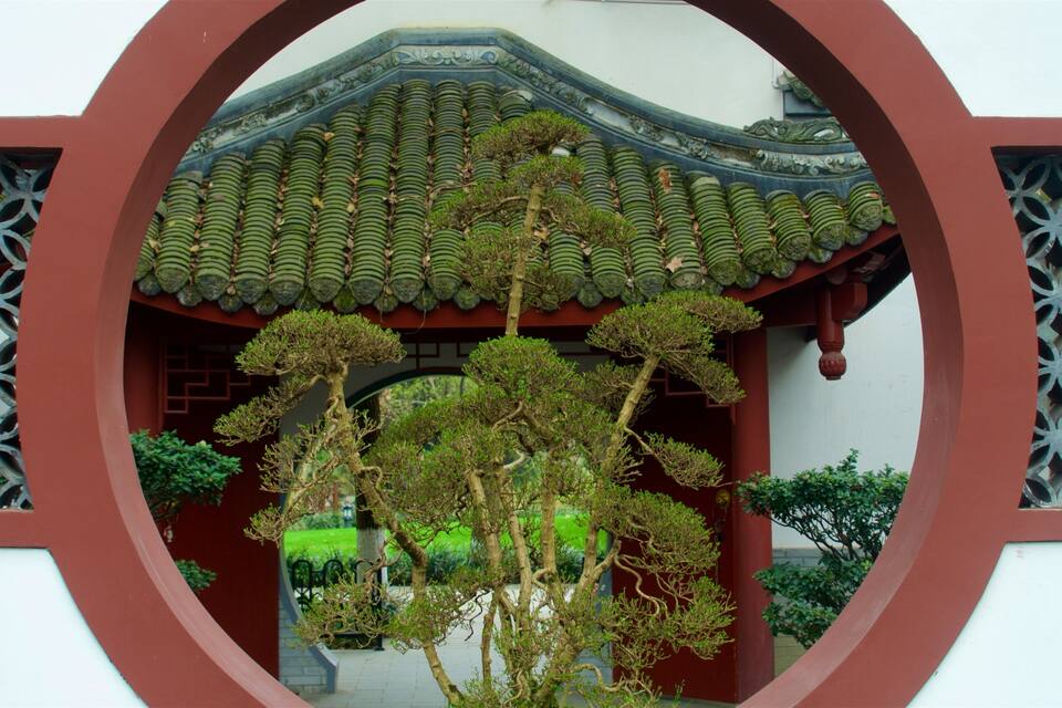 Una puerta tradicional china con elaboradas tejas en el techo y un marco circular.