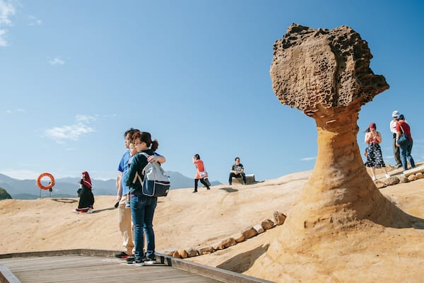 Queen\'s Head featuring tranquil scenes as well as a small group of people