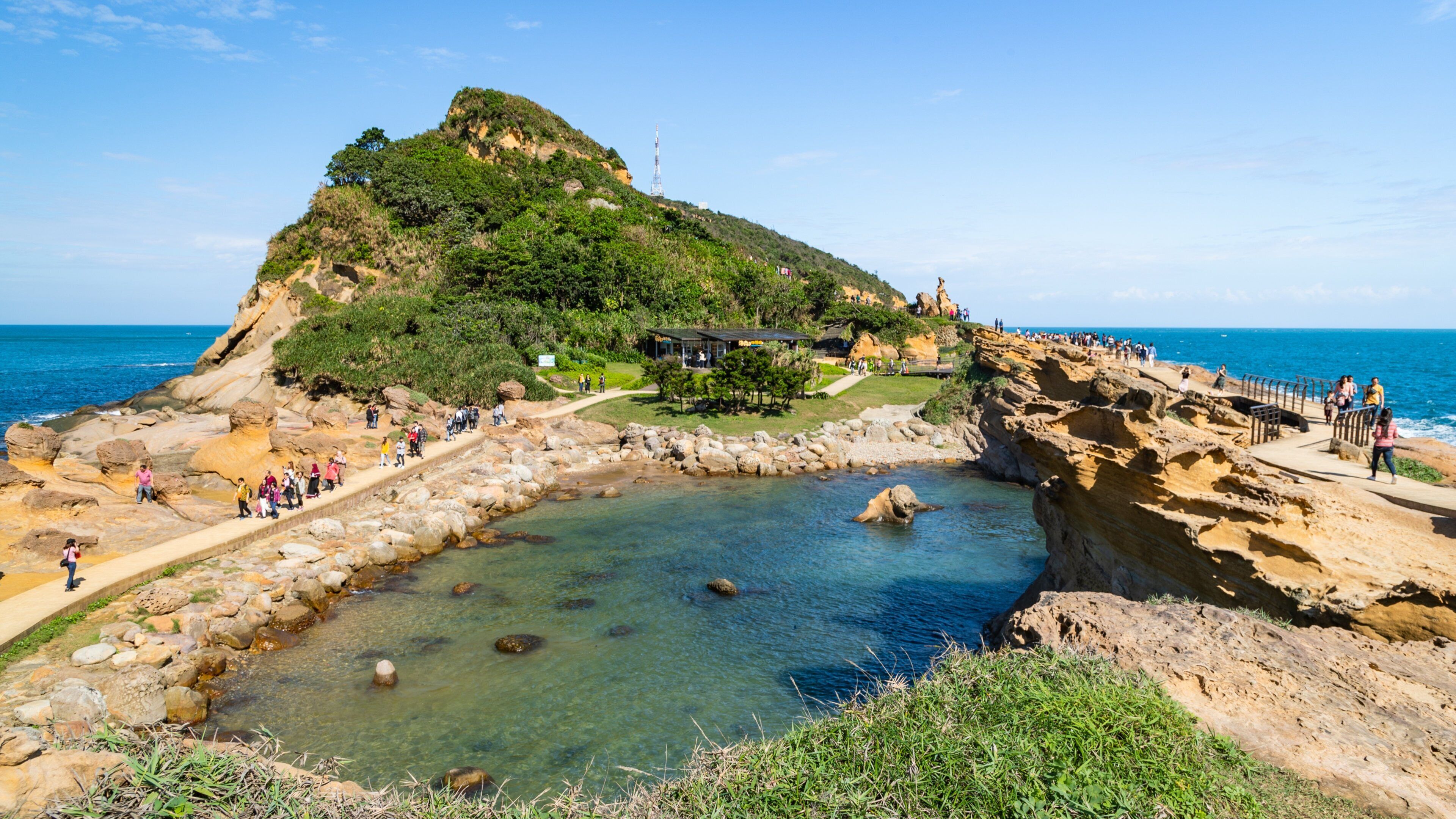 Yehliu Geopark featuring rugged coastline, a lake or waterhole and general coastal views