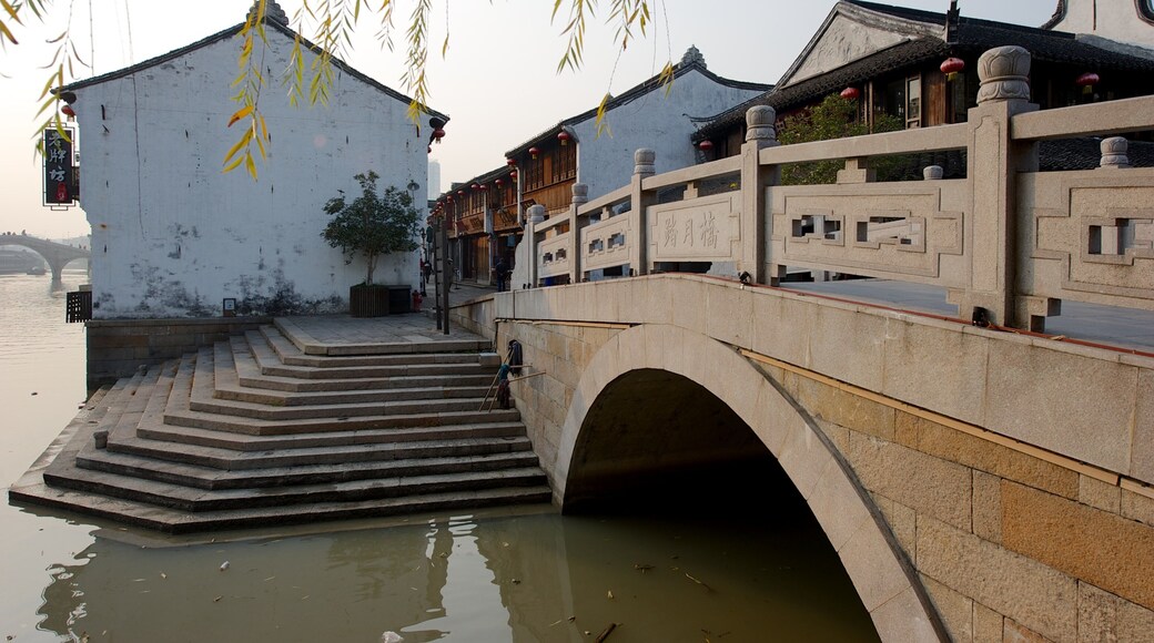 Jiaxing caratteristiche di architettura d\'epoca, piccola città o villaggio e ponte