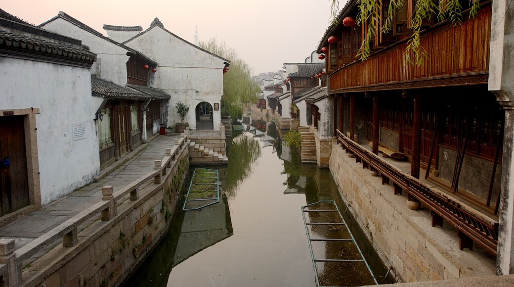 Jiaxing que incluye patrimonio de arquitectura, una pequeña ciudad o pueblo y un río o arroyo