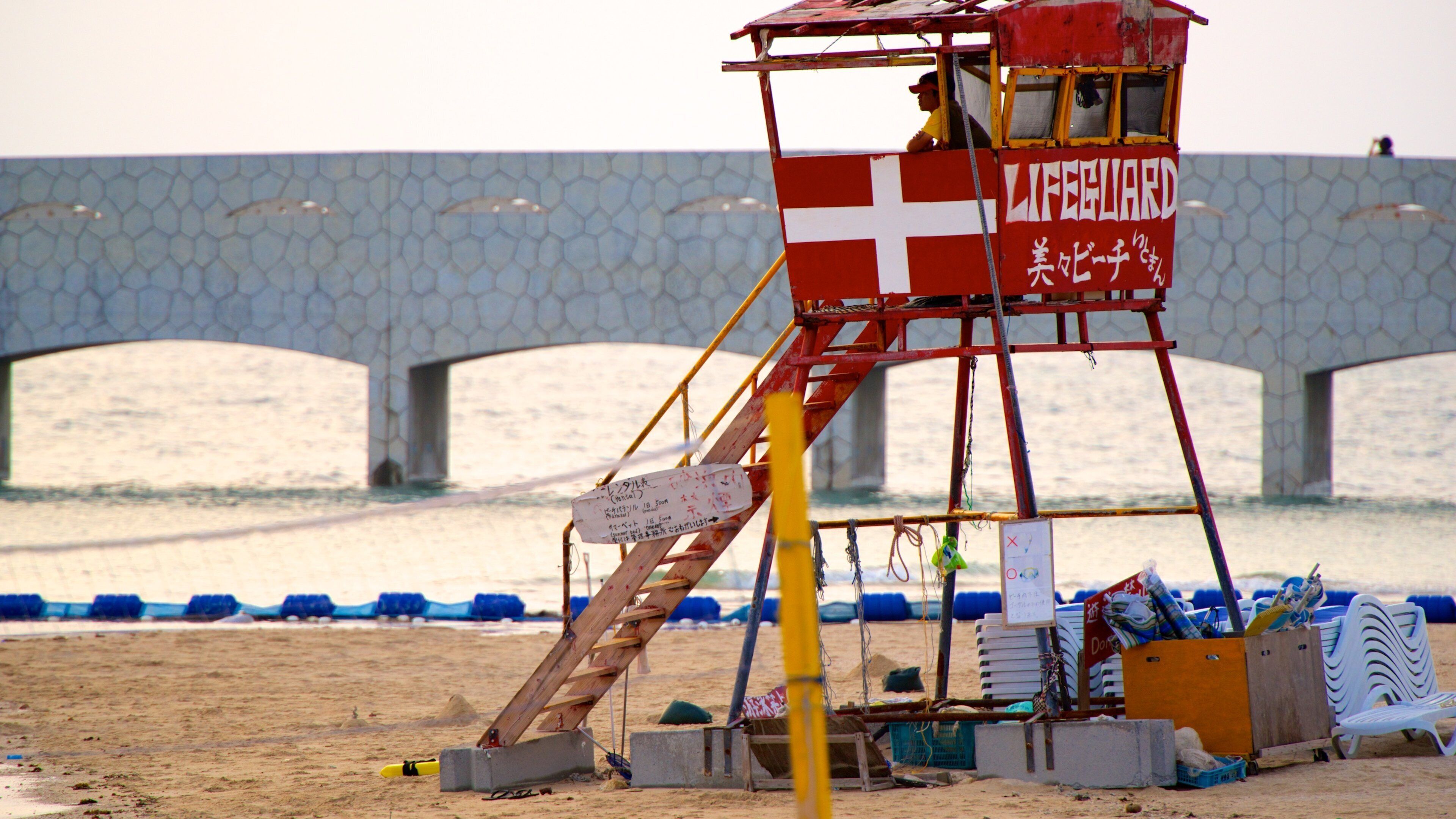 Okinawa som inkluderer strand og bro