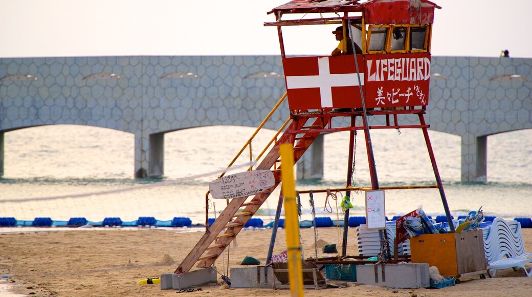 Okinawa johon kuuluu silta ja hiekkaranta