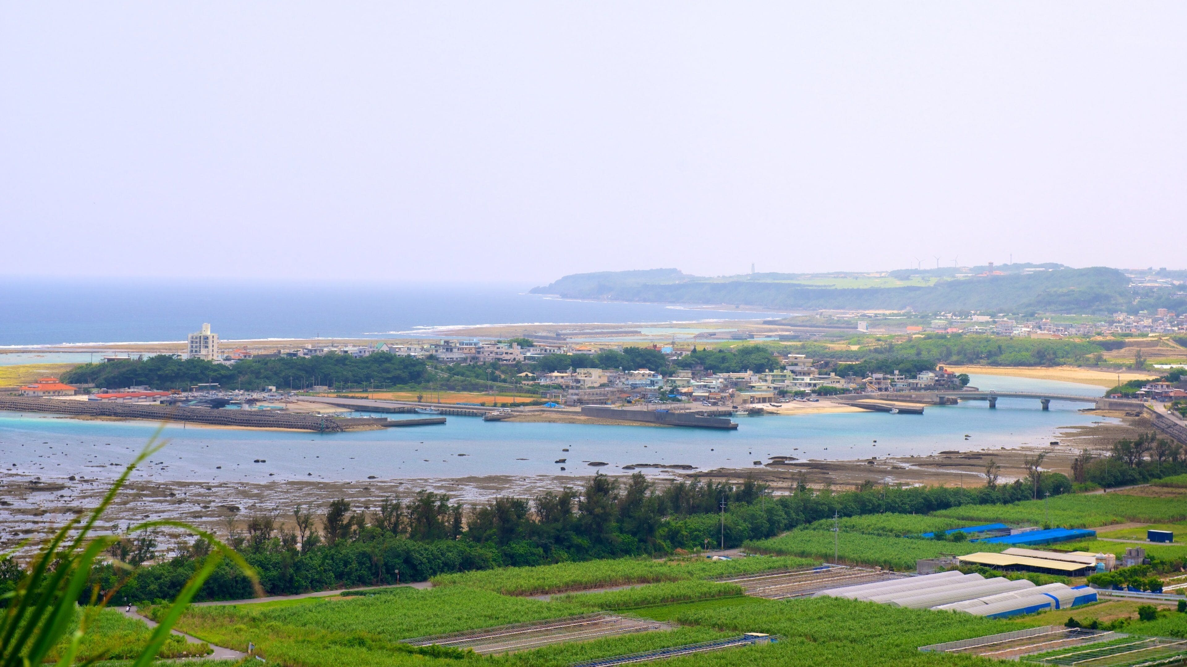 Okinawa mostrando uma baía ou porto e fazenda