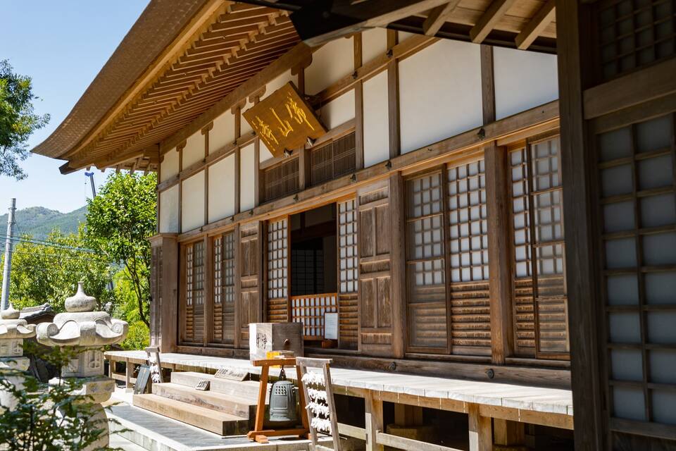 Un bâtiment japonais traditionnel, caractérisé par une structure en bois et des portes coulissantes.