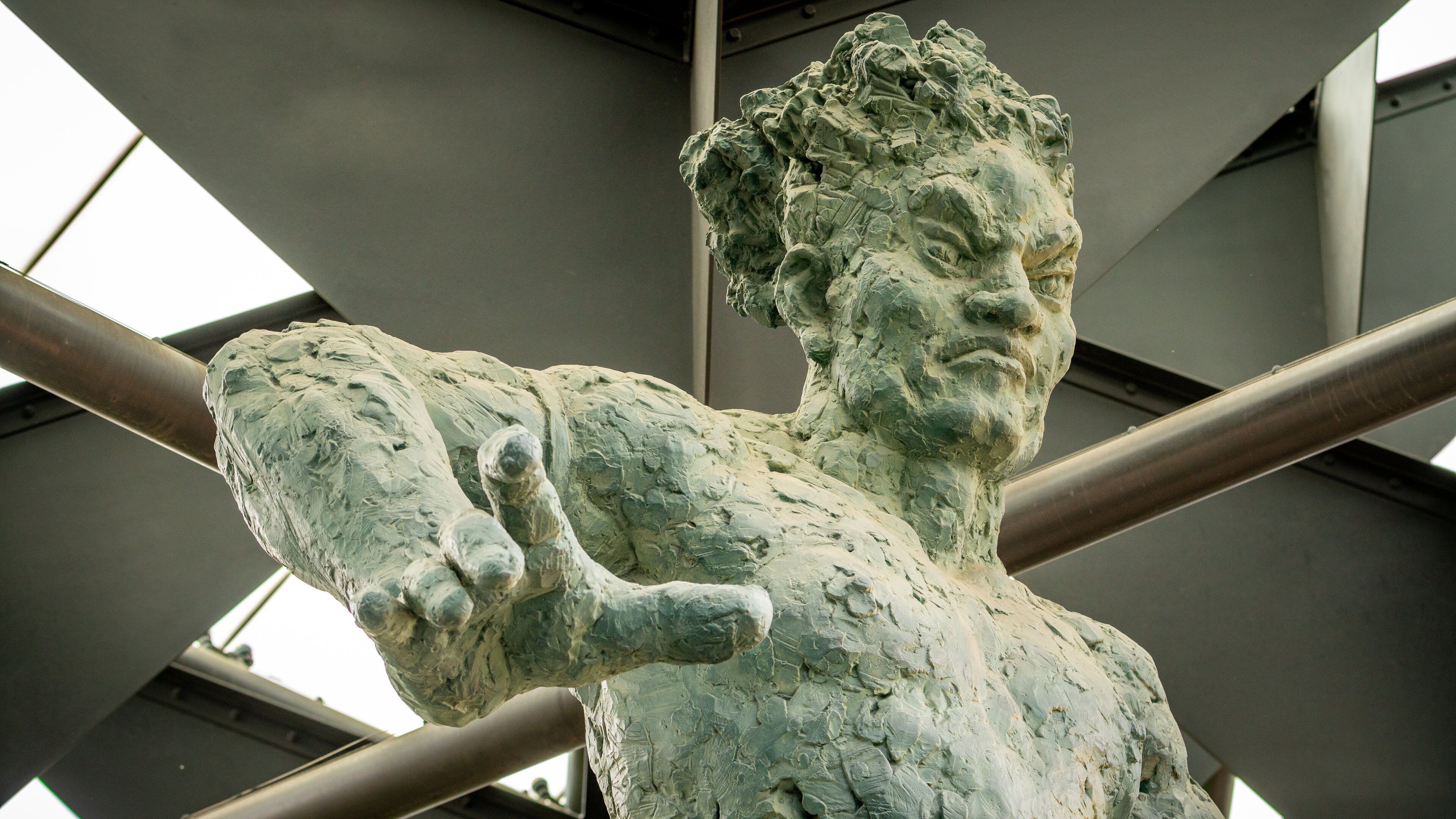 Isshinji Temple which includes a statue or sculpture