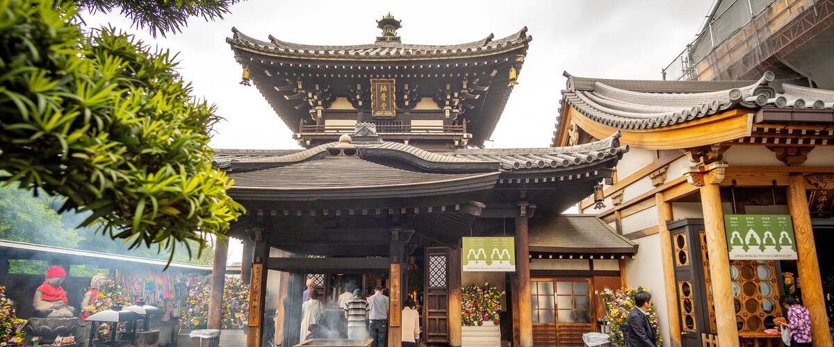 Isshinji Temple featuring street scenes, a temple or place of worship and heritage elements