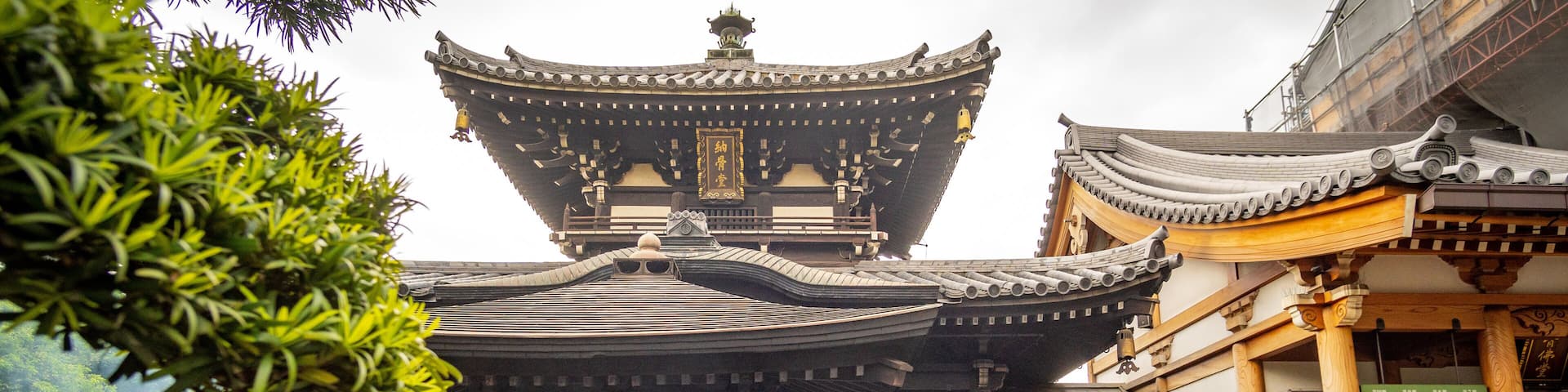 Isshinji Temple featuring street scenes, a temple or place of worship and heritage elements