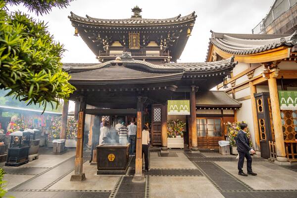 Isshinji Temple featuring street scenes, a temple or place of worship and heritage elements