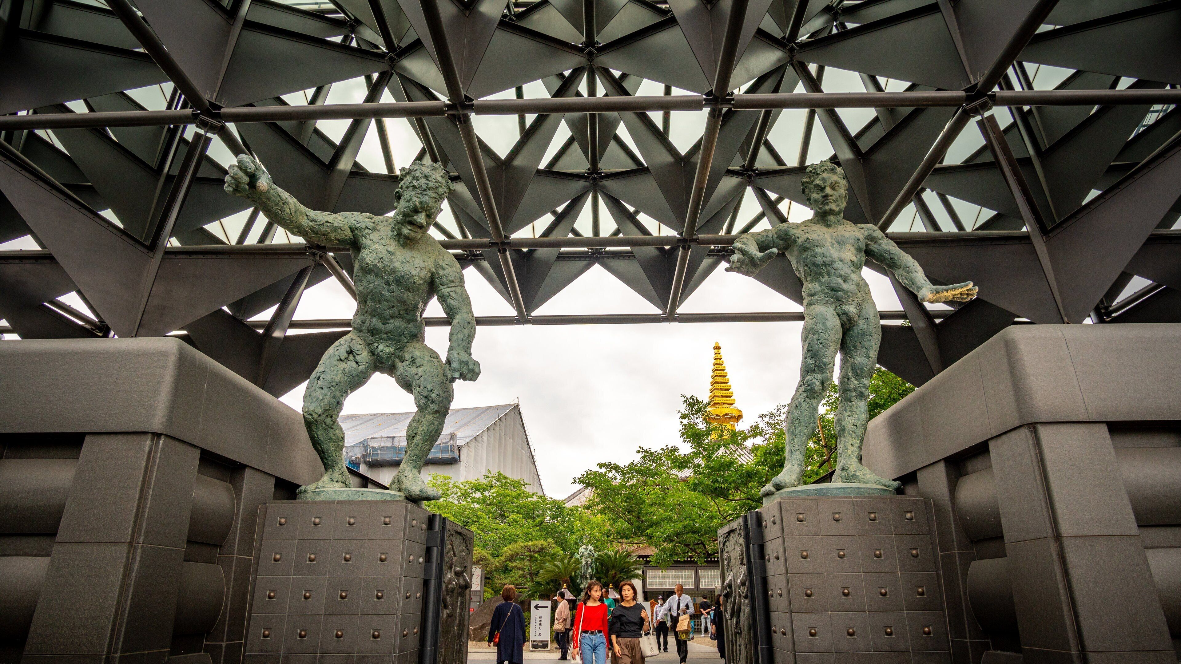 Isshinji Temple featuring street scenes and a statue or sculpture