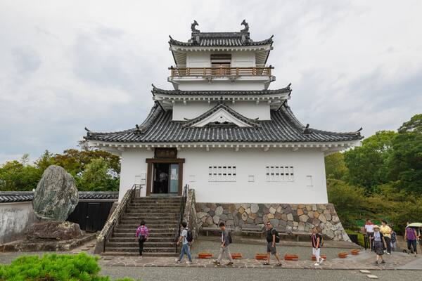 Oita showing heritage elements as well as a small group of people