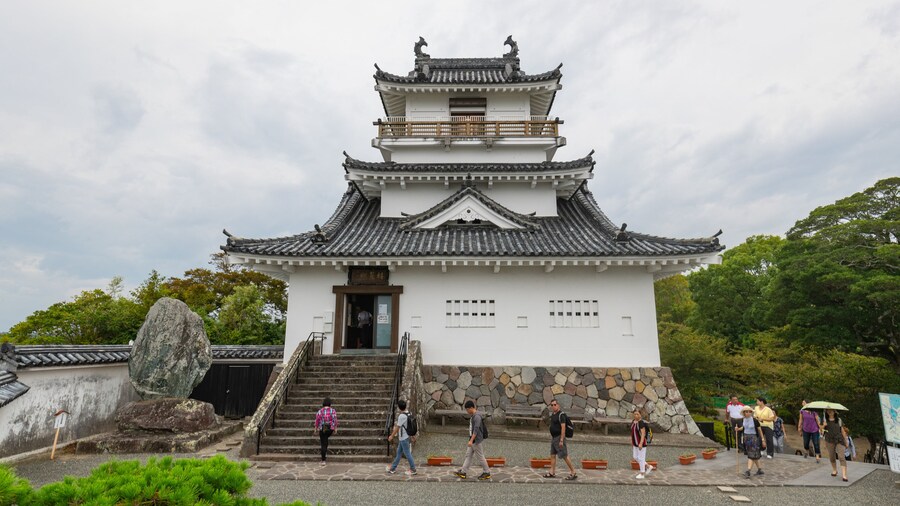 Oita showing heritage elements as well as a small group of people