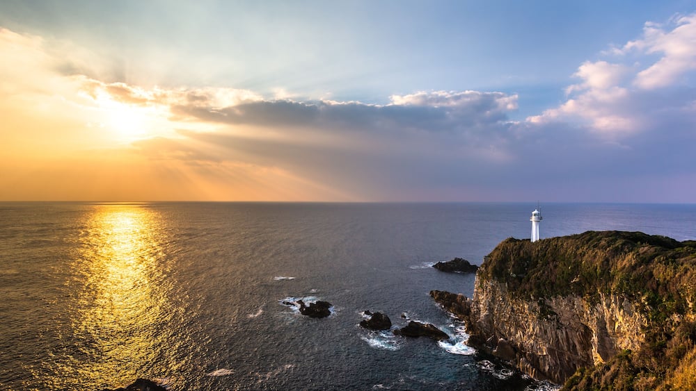 高知県、夜明けの足摺岬灯台・2022年冬