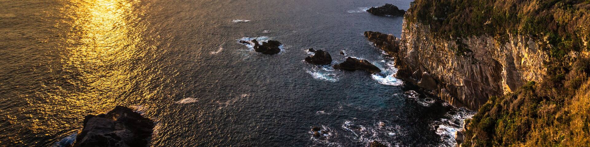 高知県、夜明けの足摺岬灯台・2022年冬