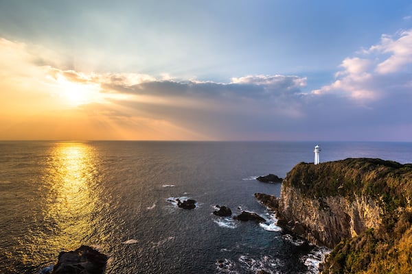 高知県、夜明けの足摺岬灯台・2022年冬