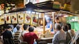 Un stand de restauration de rue où divers plats sont exposés sur le comptoir.
