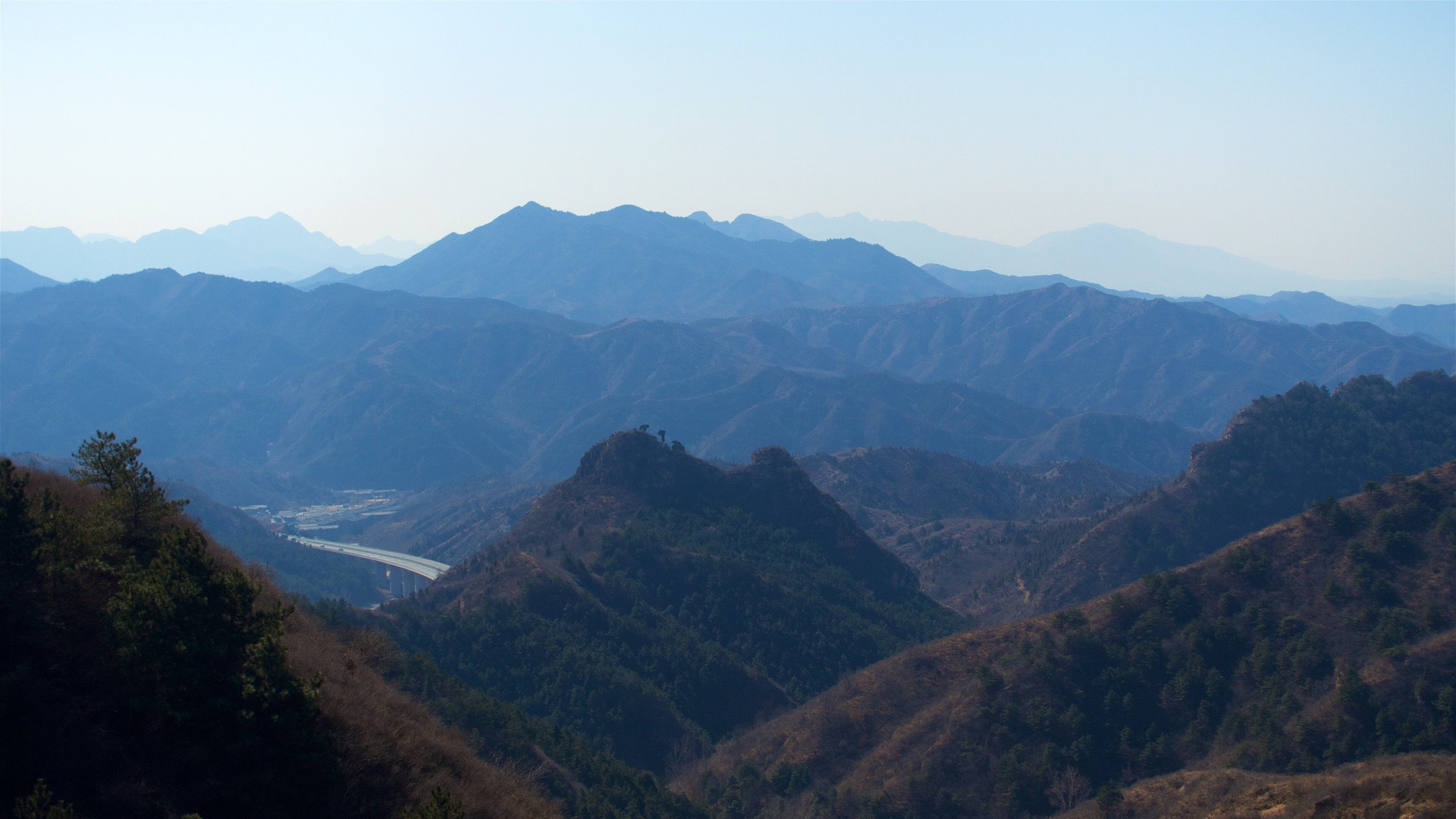 Jinshanling Great Wall fasiliteter samt landskap, fjell og rolig landskap