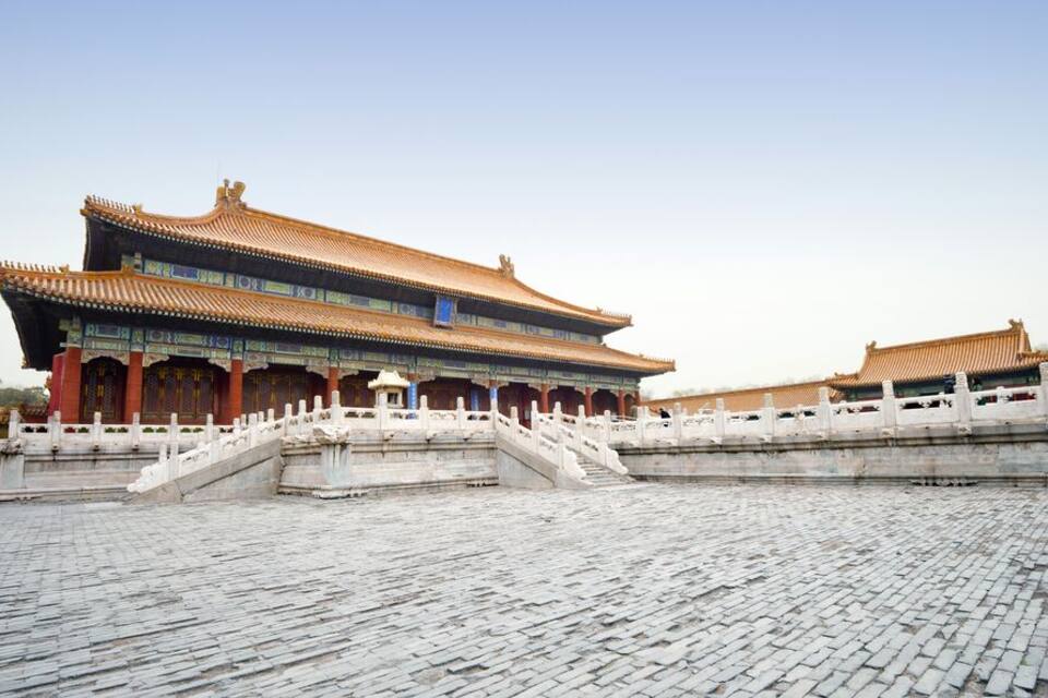 Een traditioneel Chinees gebouw met pannendak en versierde decoraties.