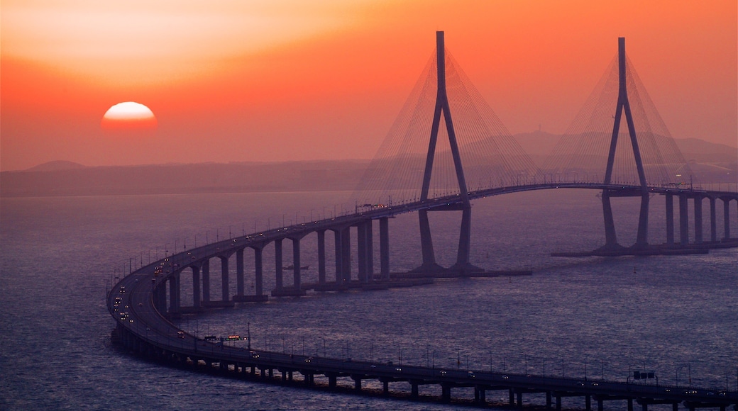Incheon-broen som viser bro, solnedgang og landskap