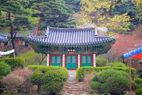 Jeondeungsa Temple featuring a garden and heritage architecture