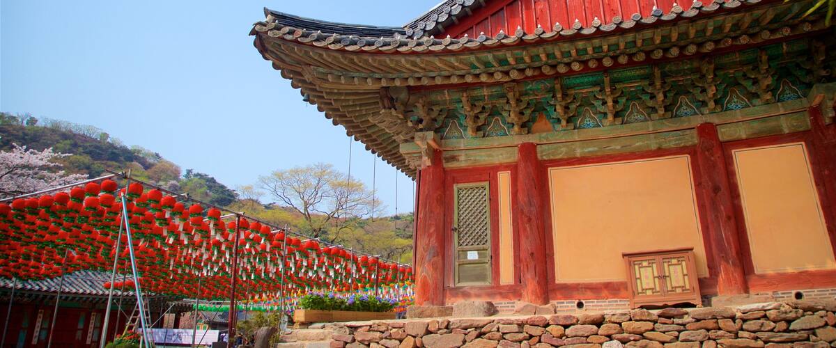 Jeondeungsa Temple featuring heritage elements