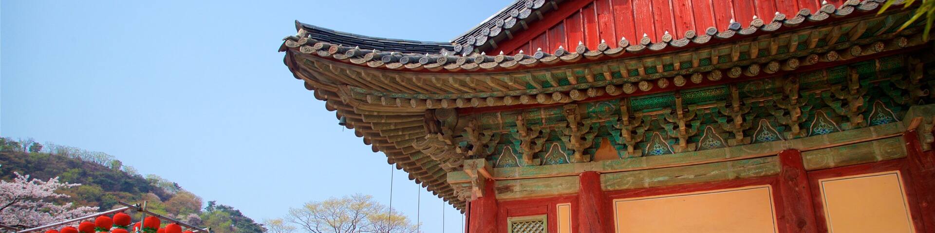 Jeondeungsa Temple featuring heritage elements