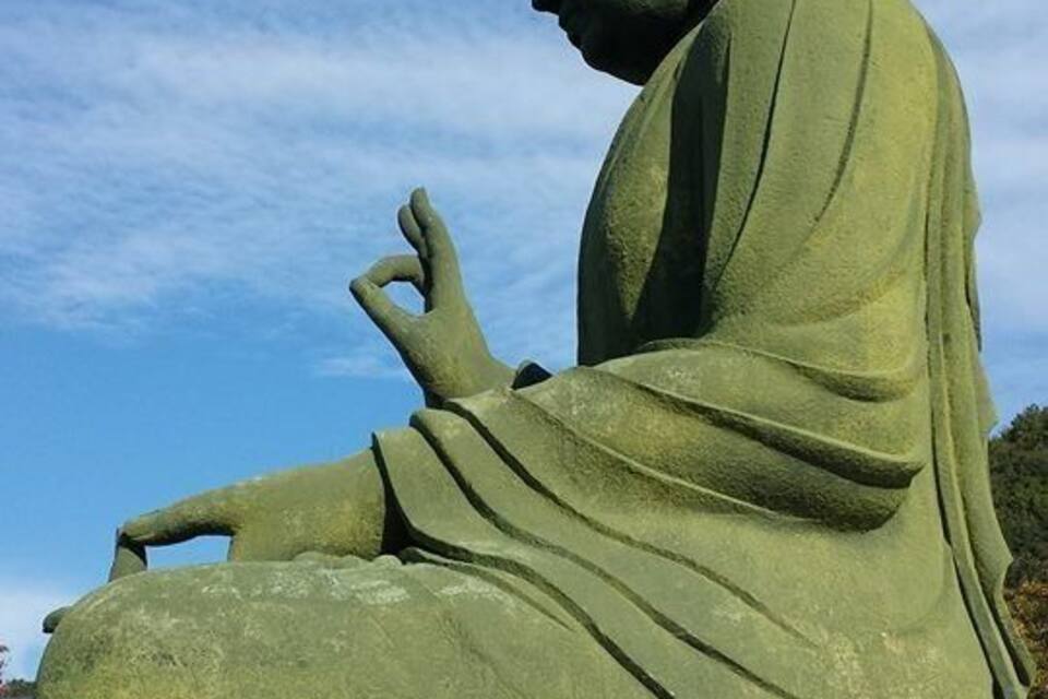 Una gran estàtua de Buda en posició meditativa.