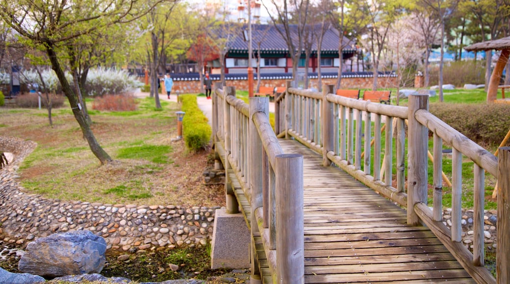 Parc traditionnel de Wolmi montrant un pont et un jardin