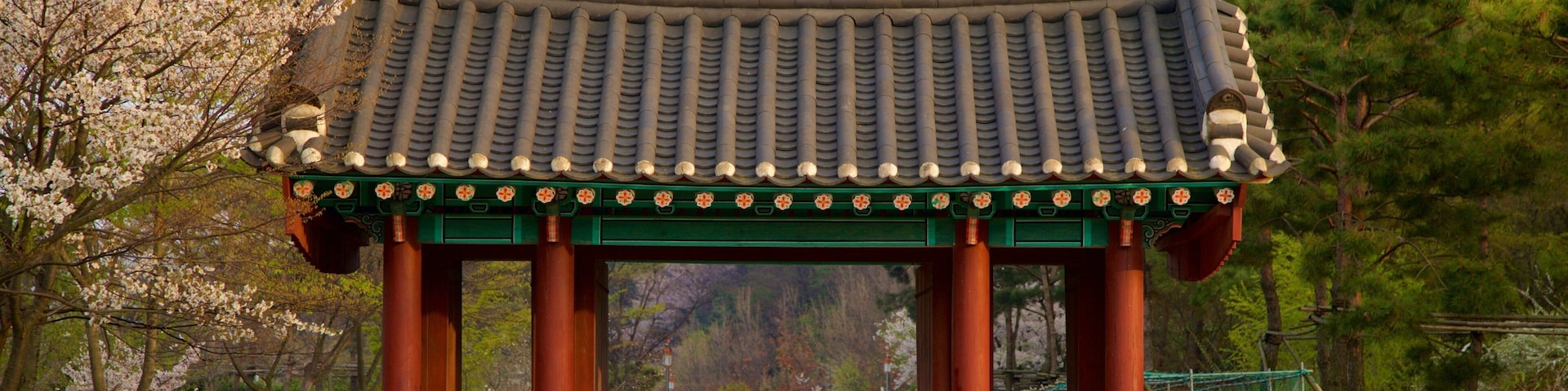 Wolmi Traditional Park showing heritage elements, a garden and wildflowers