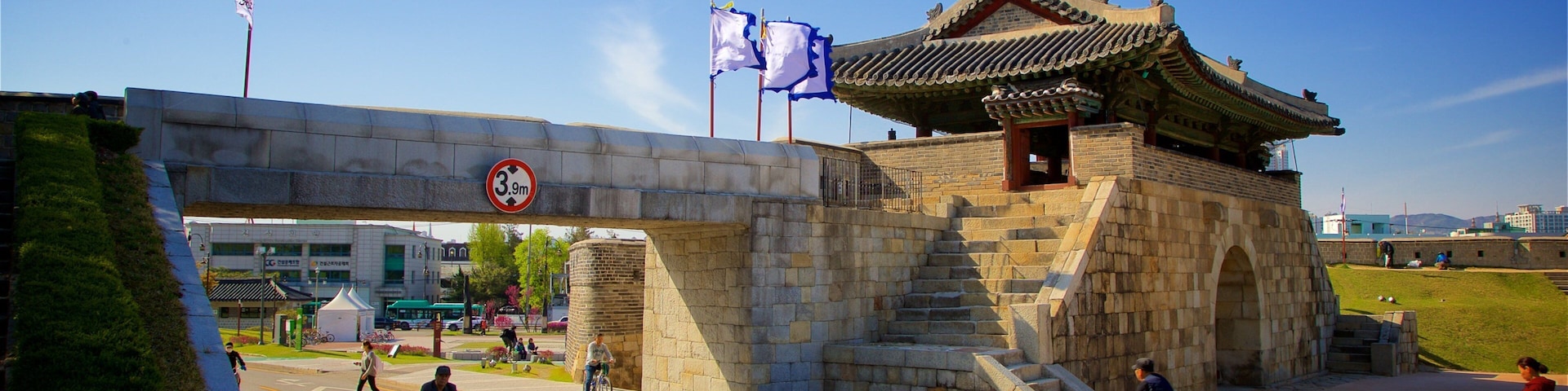 Hwaseomun Gate welches beinhaltet Brücke, Geschichtliches und Straßenradfahren