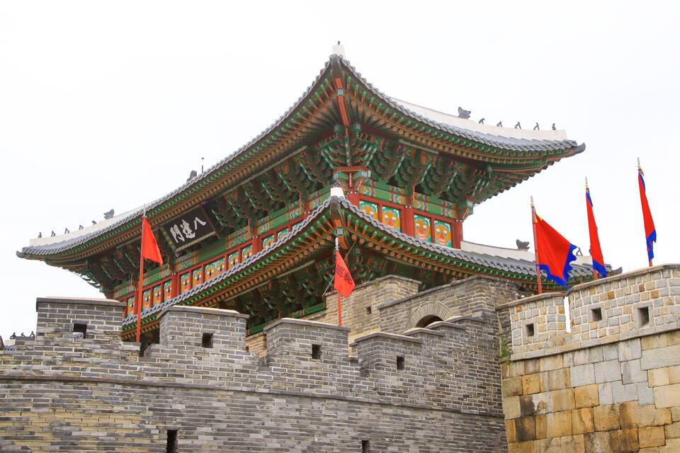 Um edifício coreano tradicional com arquitetura elaborada e paredes de pedra.
