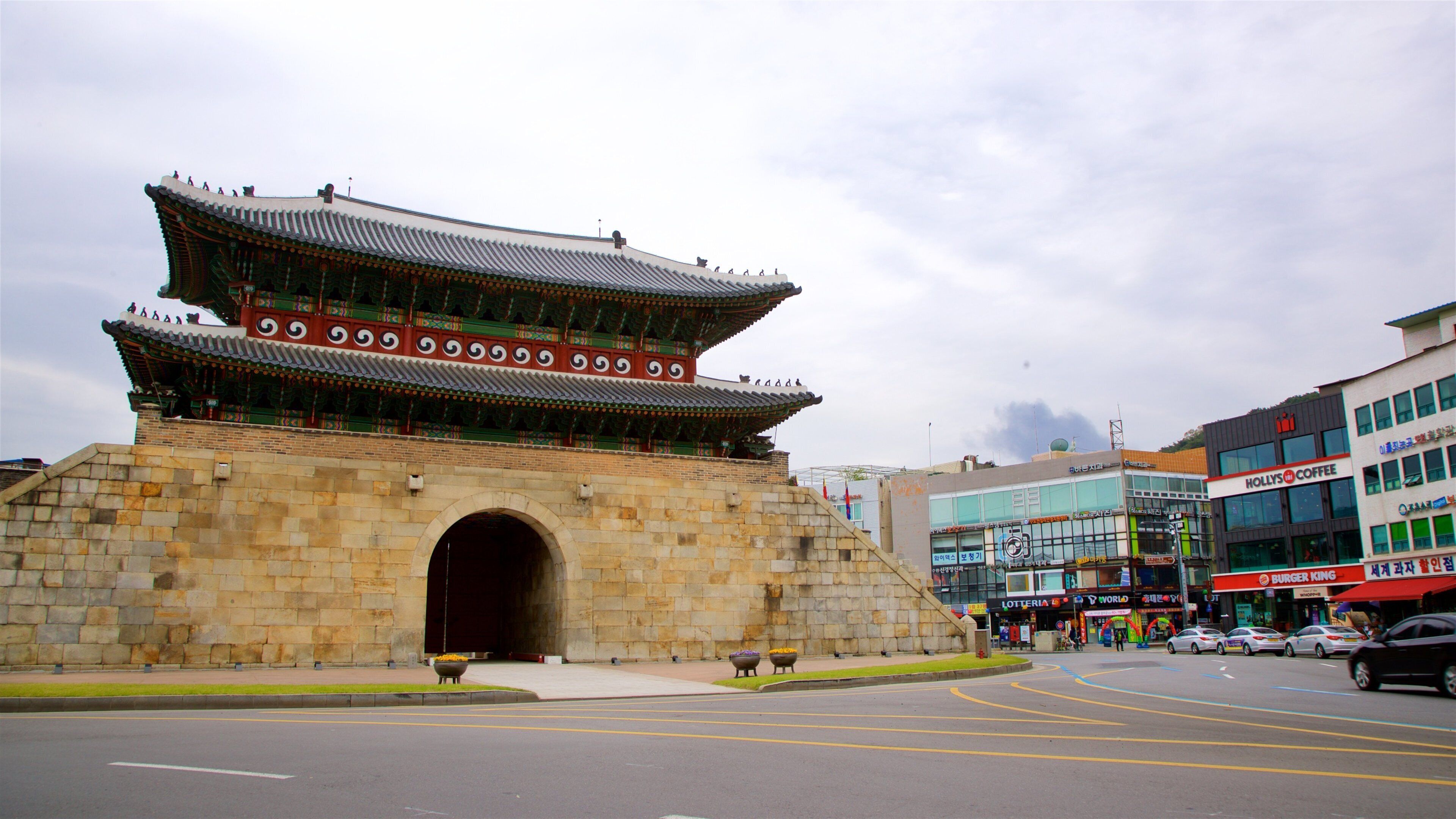 Monumento Paldalmun Gate que incluye patrimonio de arquitectura