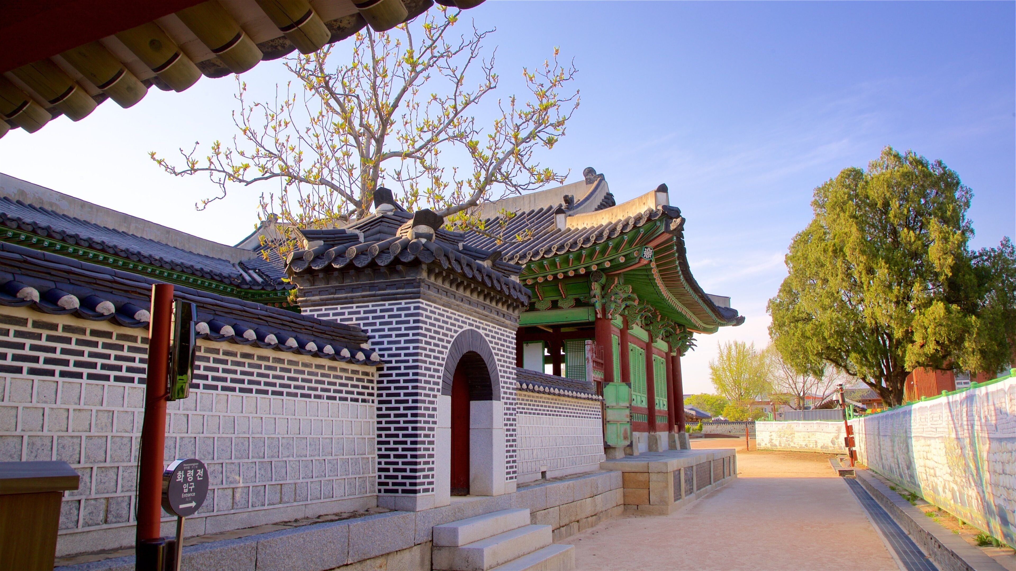 Palacio Hwaseong Haenggung ofreciendo un atardecer y elementos patrimoniales