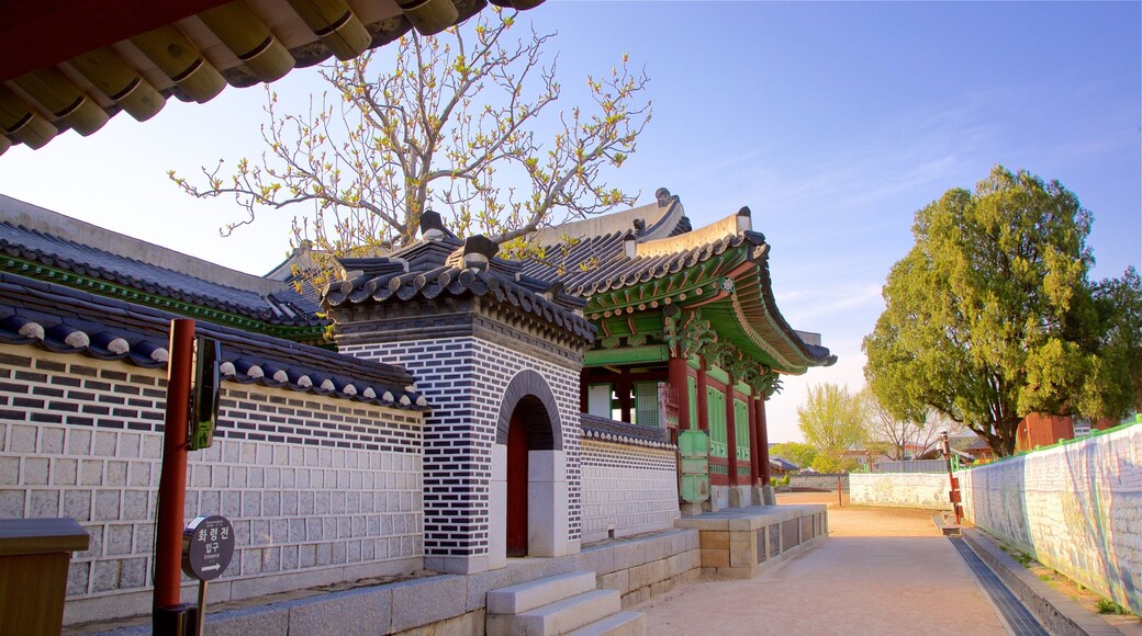 Palacio Hwaseong Haenggung ofreciendo un atardecer y elementos patrimoniales