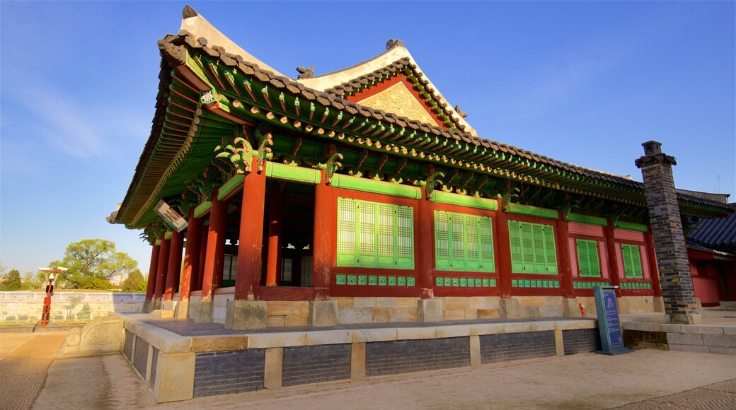 Palacio Hwaseong Haenggung ofreciendo un atardecer y arquitectura patrimonial