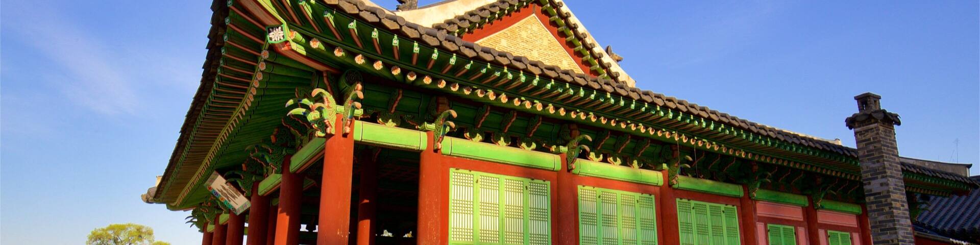 Palast Hwaseong Haenggung mit einem Sonnenuntergang und historische Architektur