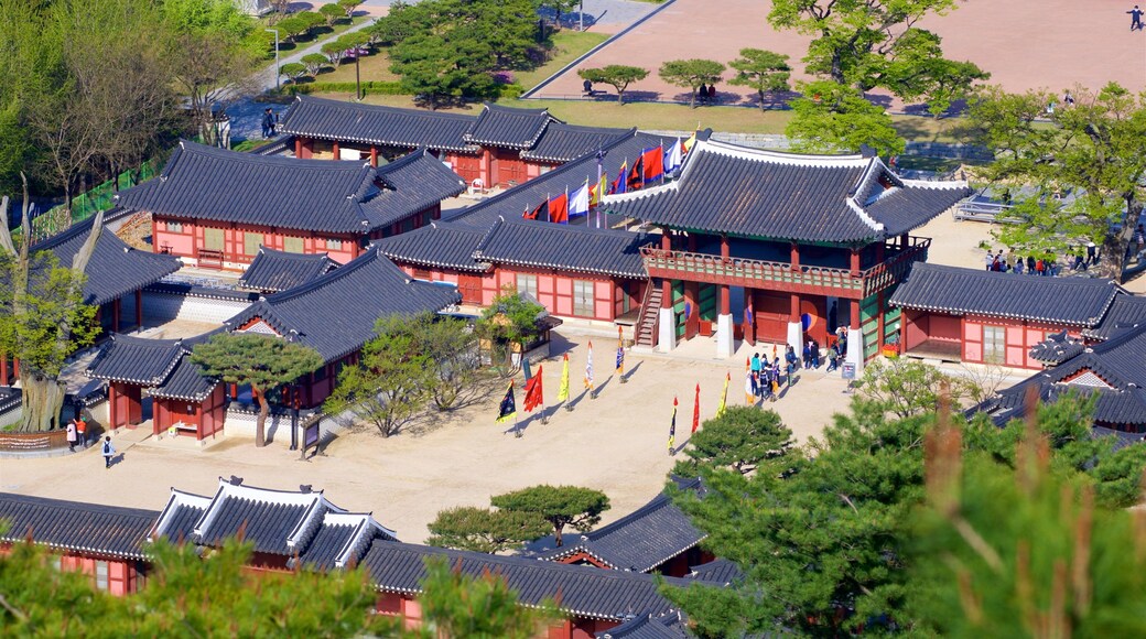 Palacio Hwaseong Haenggung mostrando arquitectura patrimonial y vista panorámica