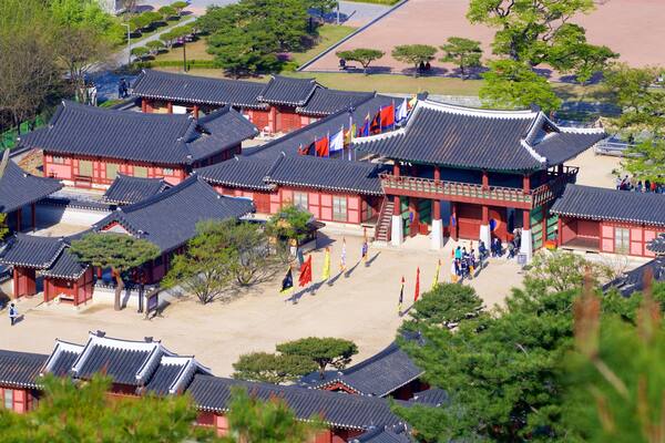 Hwaseong Haenggung palats som inkluderar historisk arkitektur och landskap