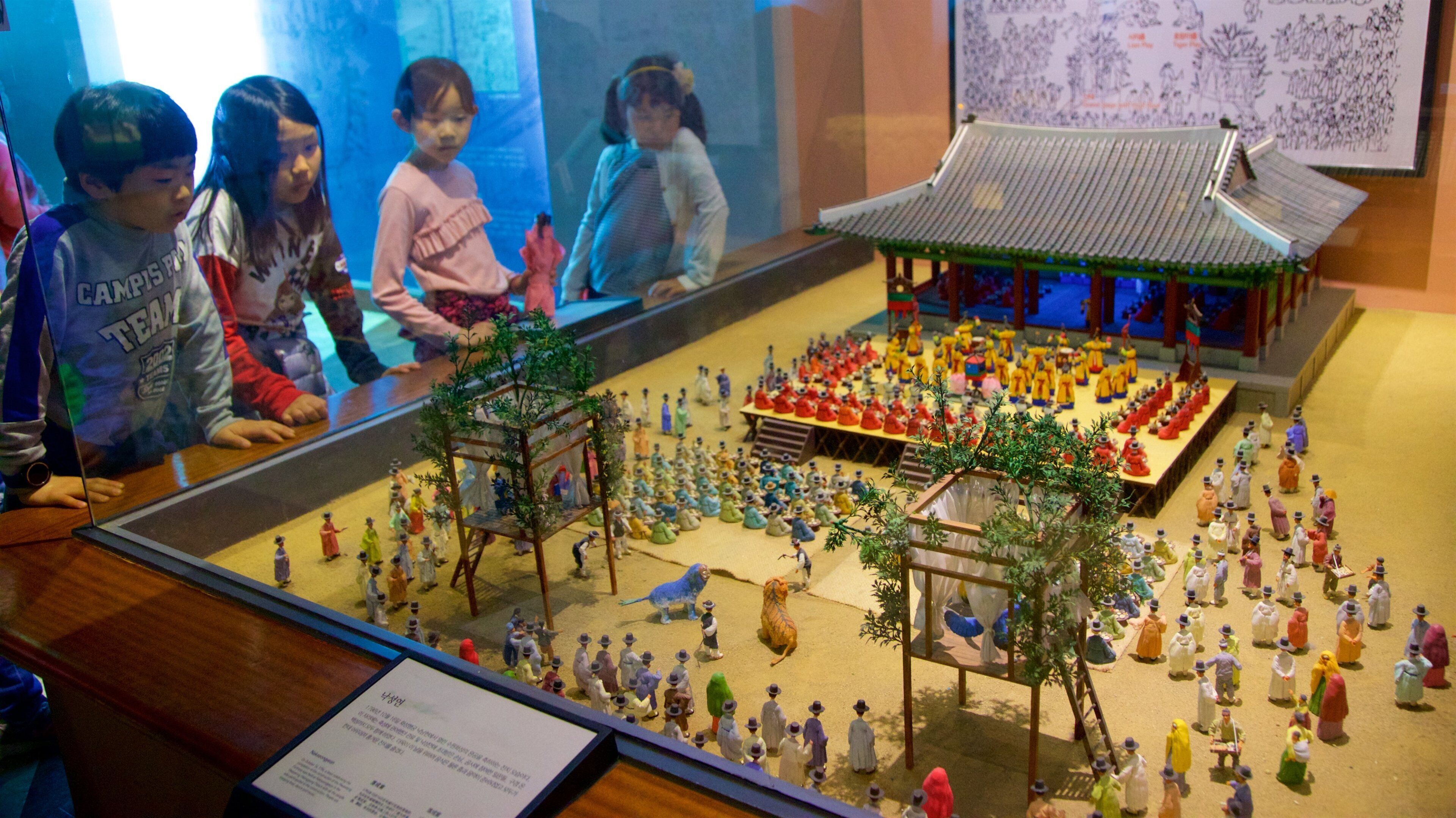 Museo Suwon Hwaseong ofreciendo vista interna y también niños