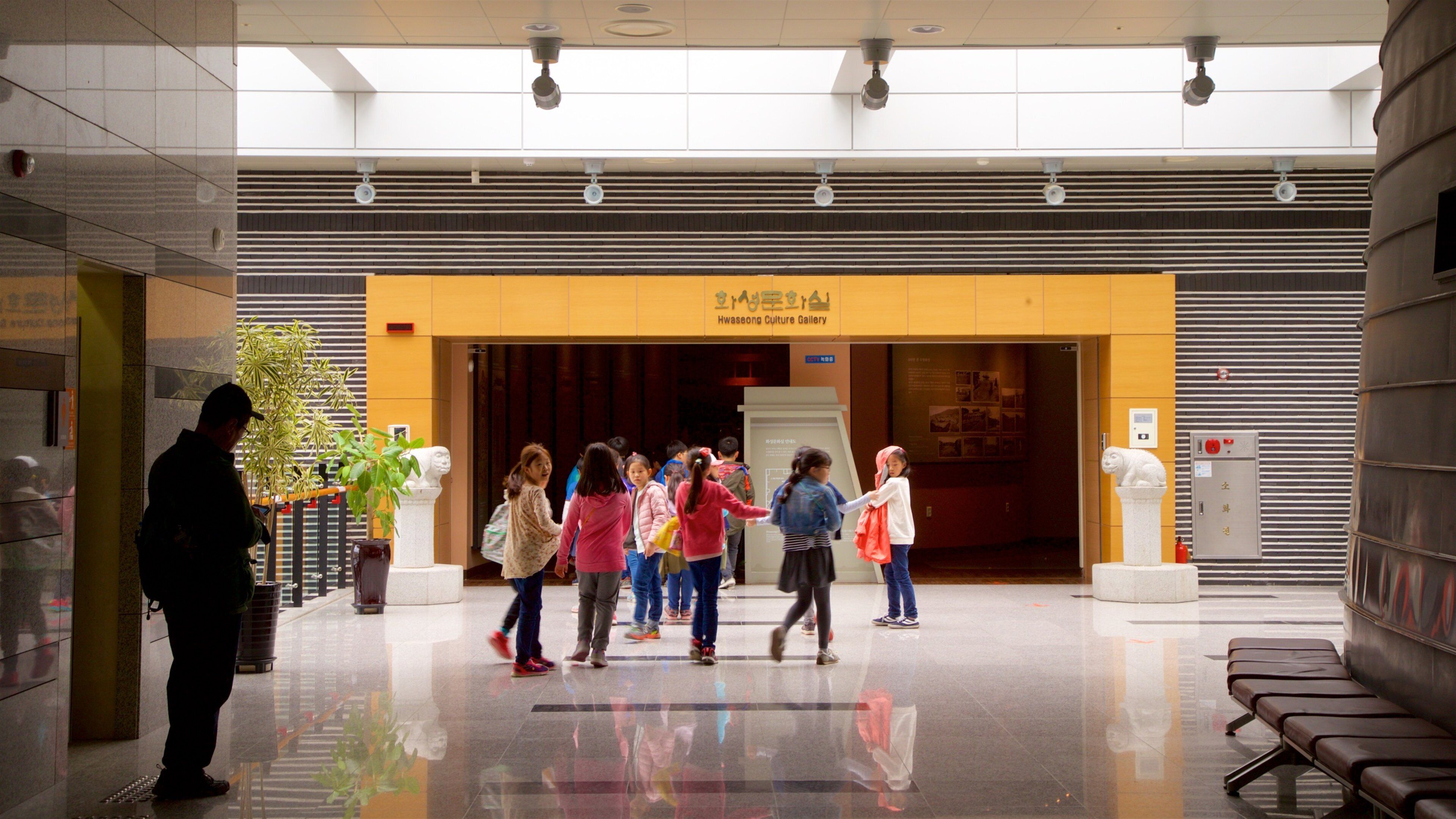 Museo Suwon Hwaseong ofreciendo vista interna y también niños