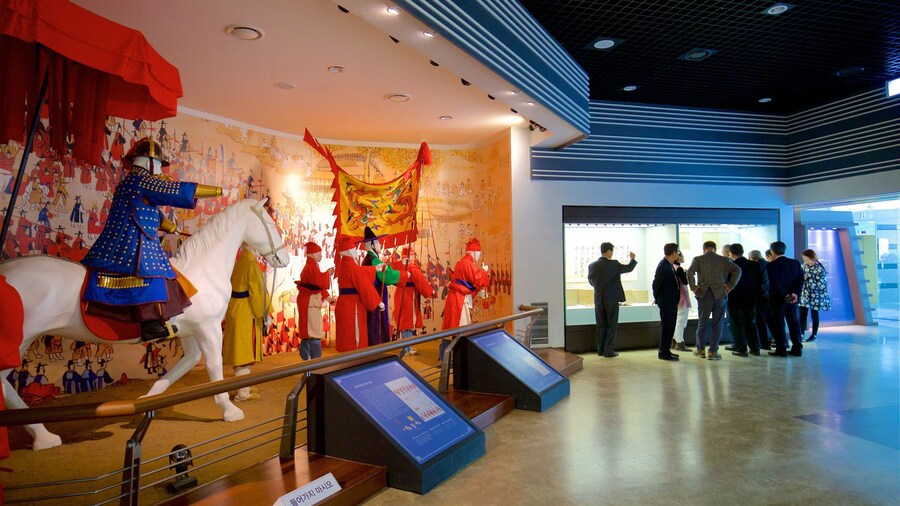 Museo Suwon Hwaseong que incluye vista interna y también un pequeño grupo de personas
