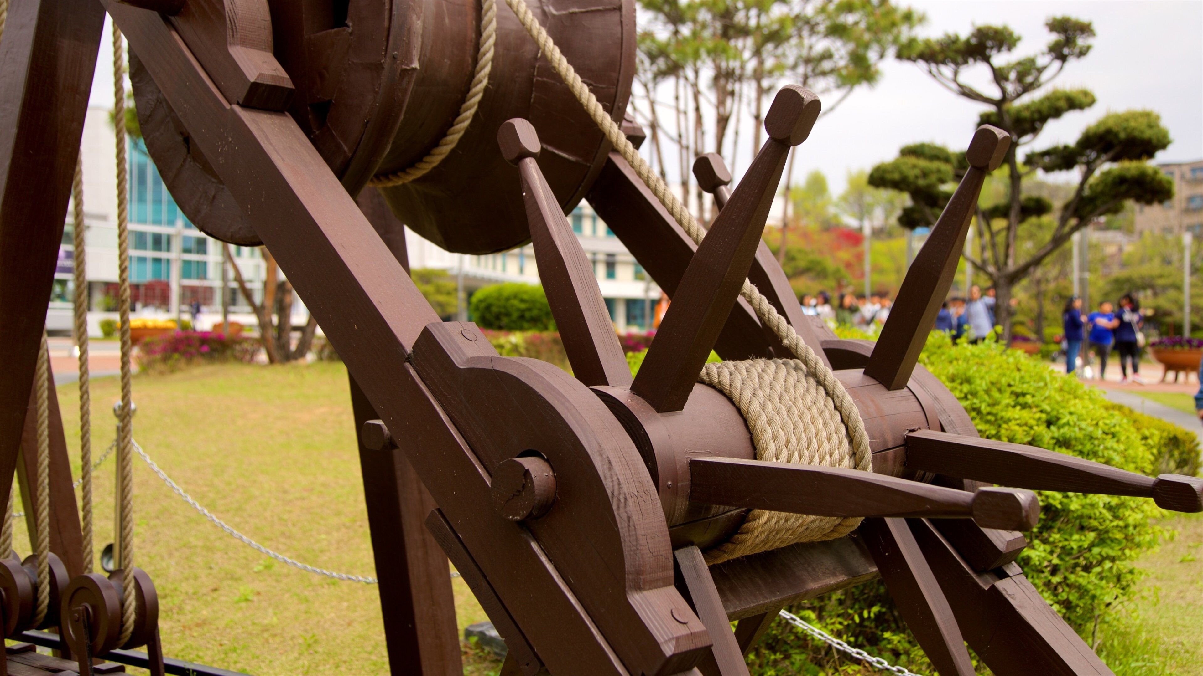 Museo Suwon Hwaseong ofreciendo un jardín y elementos del patrimonio