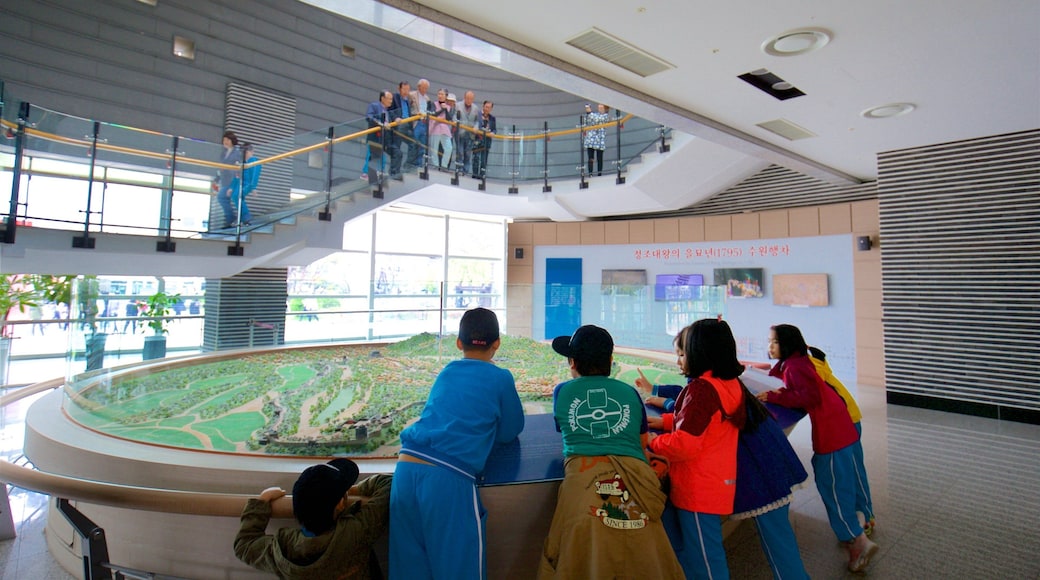 Museo Suwon Hwaseong mostrando vista interna y también niños