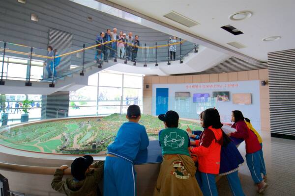 Museu Hwaseong de Suwon que inclui vistas internas assim como crianças