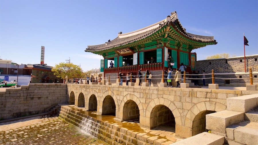 PortĂŁo de Hwahongmun caracterizando uma ponte, arquitetura de patrimĂŽnio e um rio ou cĂłrrego